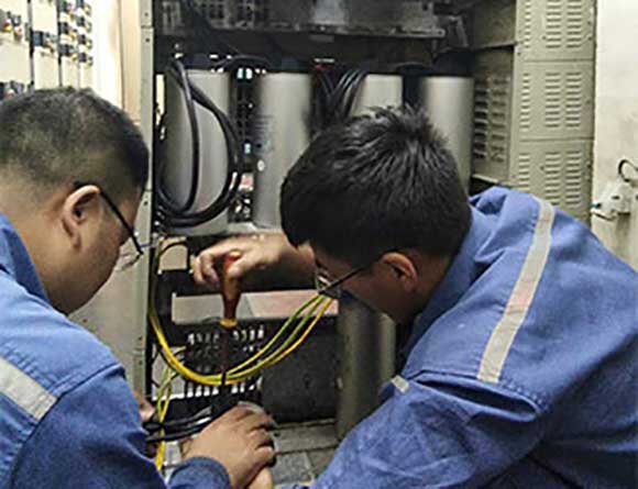 低壓并聯電容器漏油嚴重要及時更換